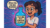 Estudiante de enfermería sostiene emocionada una botella mágica azul con la etiqueta “Poción para aprobar examen”, representando de forma divertida la ansiedad y esperanza frente a los exámenes.v